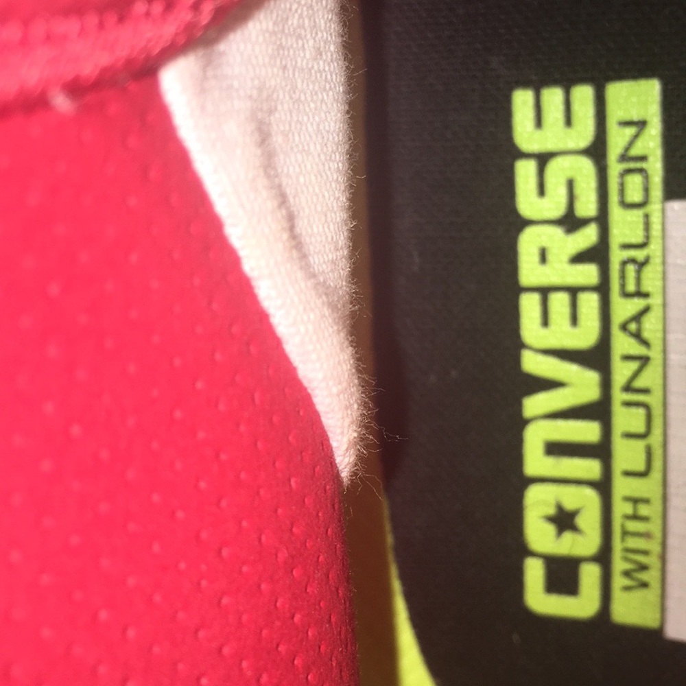 Red converse - Picture 2 of 4